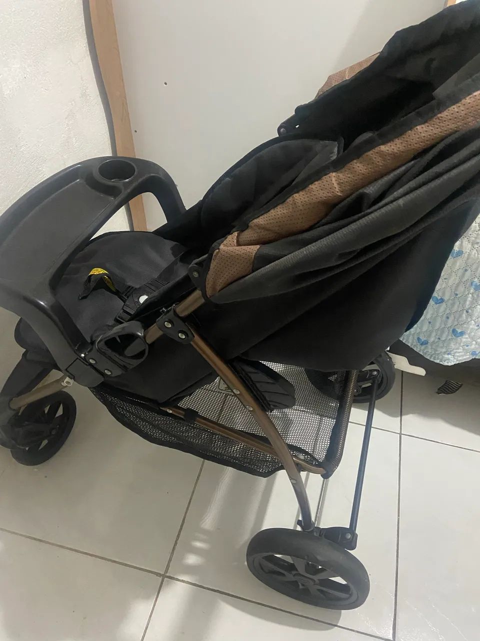 Carrinho de bebê e bebê conforto