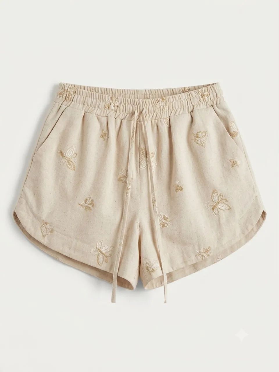 shorts bege com bordados de borboletas