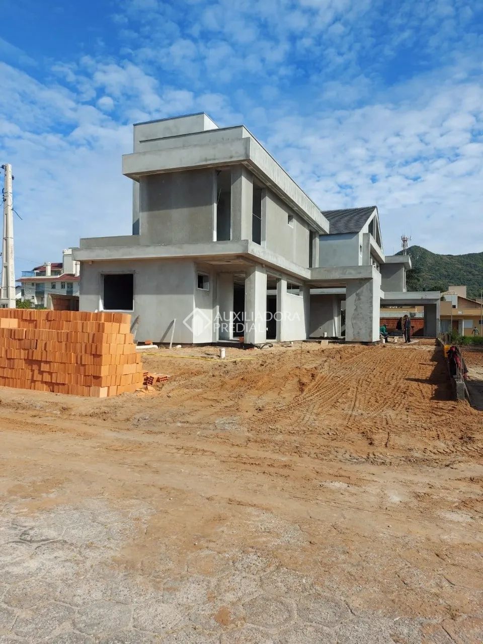 "Linda Casa de 2 Pisos com 3 Quartos, suíte e sótão - Foto 5