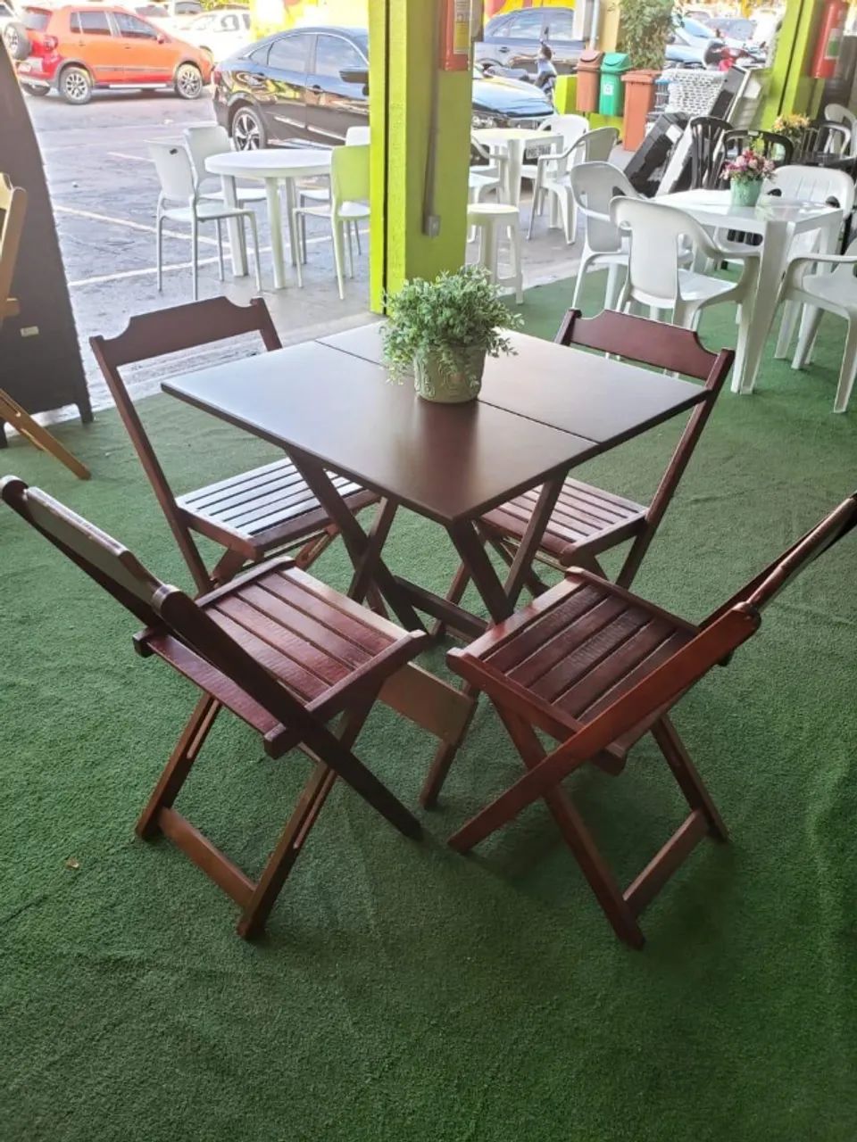 Jogo de Mesa de Madeira com Cadeiras