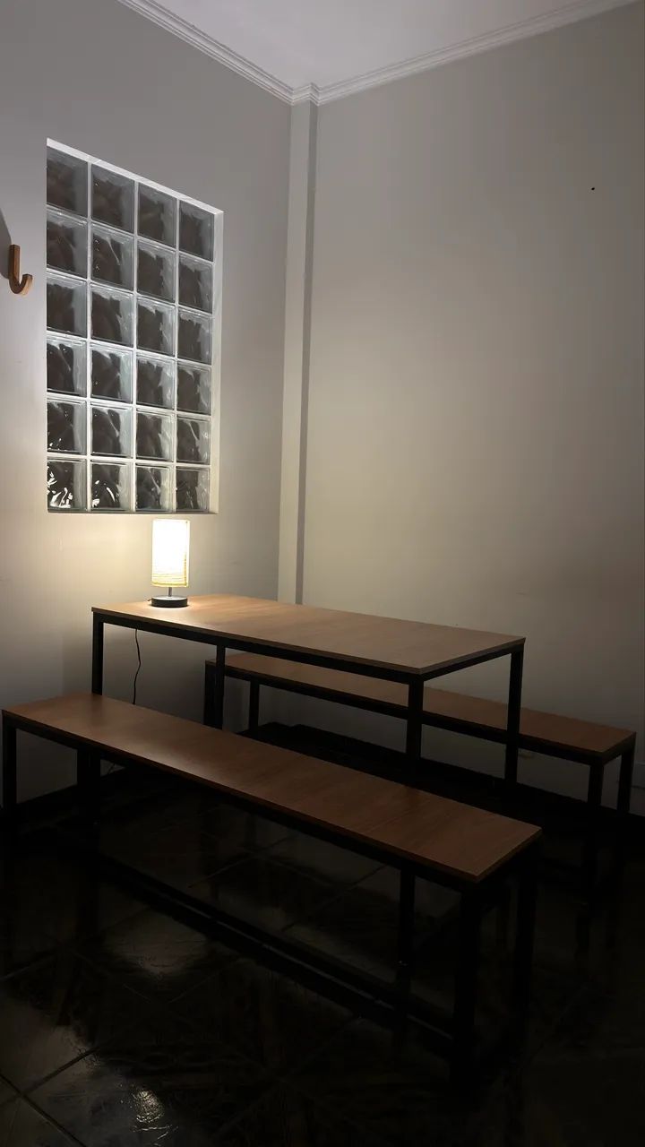Mesa com bancos 