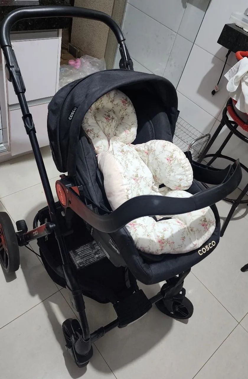Carrinho de bebê Cosco,  completo e com base para veículo  - Foto 2
