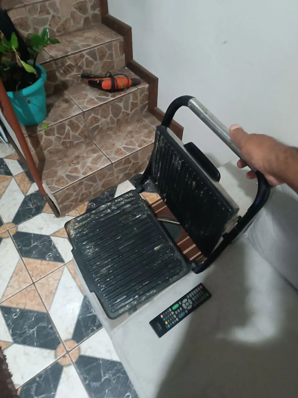 Sanduícheira misteira perfeito estado funciona perfeitamente  - Foto 4