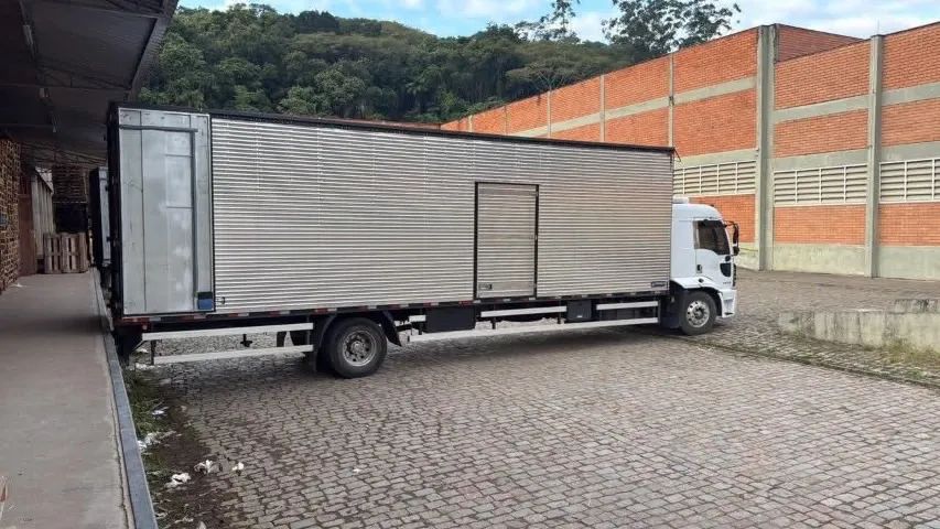 Caminhão Ford Cargo ano 2012 47- * whats - Foto 4
