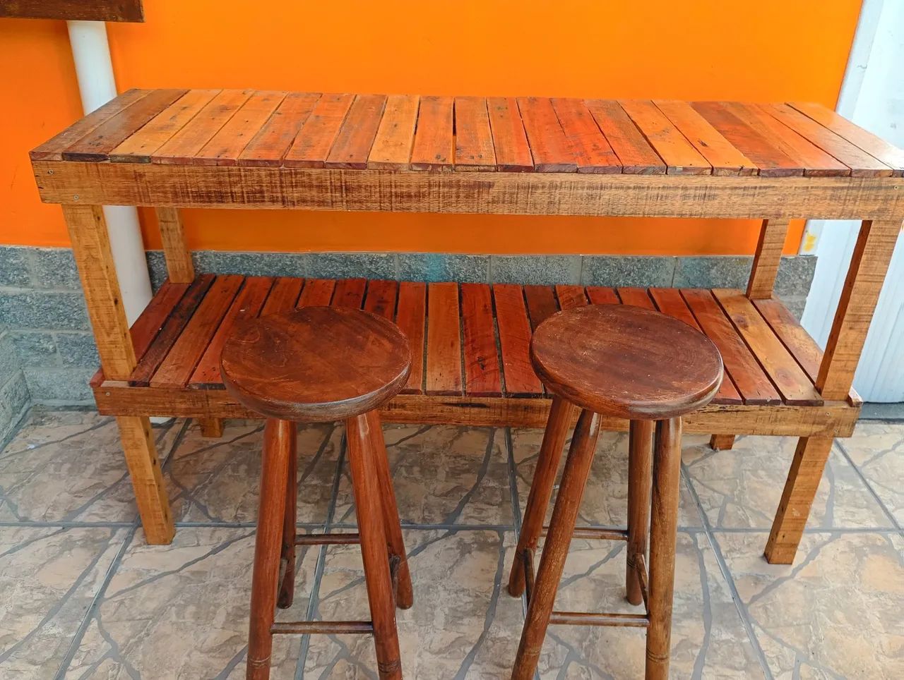 Bancada de madeira com duas banquetas  - Foto 3