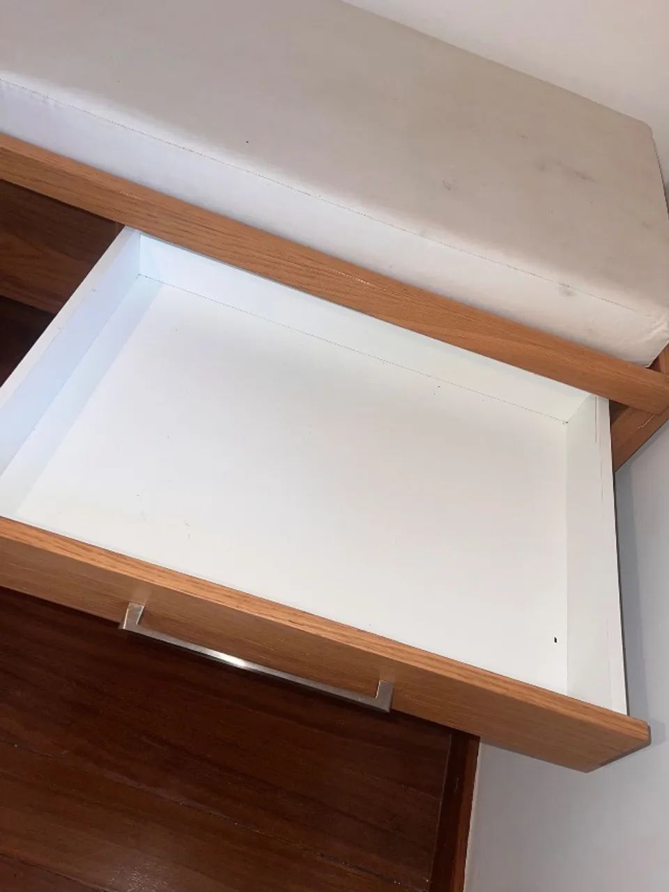 Maca de madeira com gaveta e armário  - Foto 3