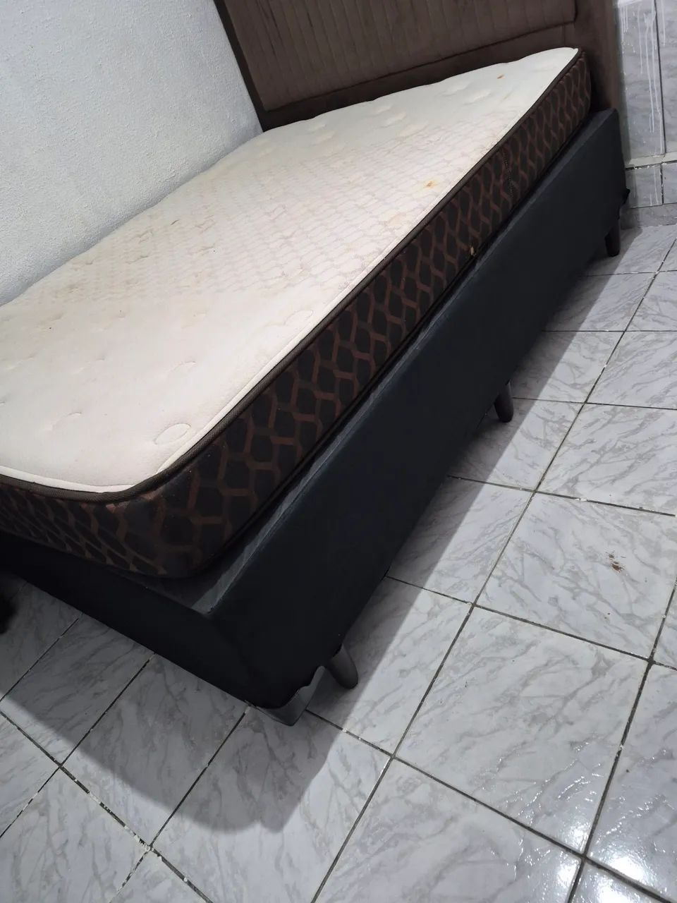 Vende-se uma box com colchão e cabeceira  - Foto 2