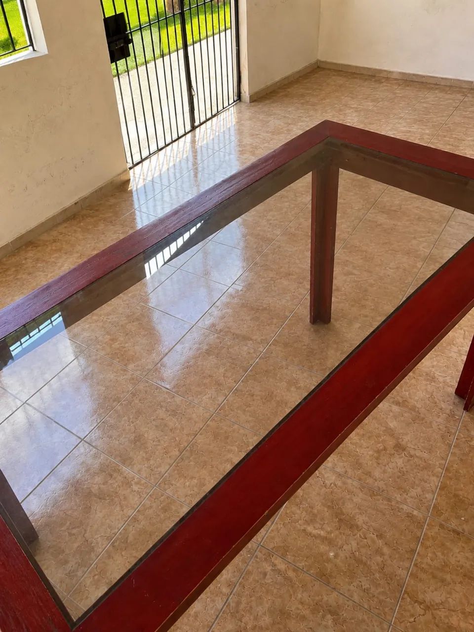 Mesa de madeira maciça com tampo de vidro - Foto 3