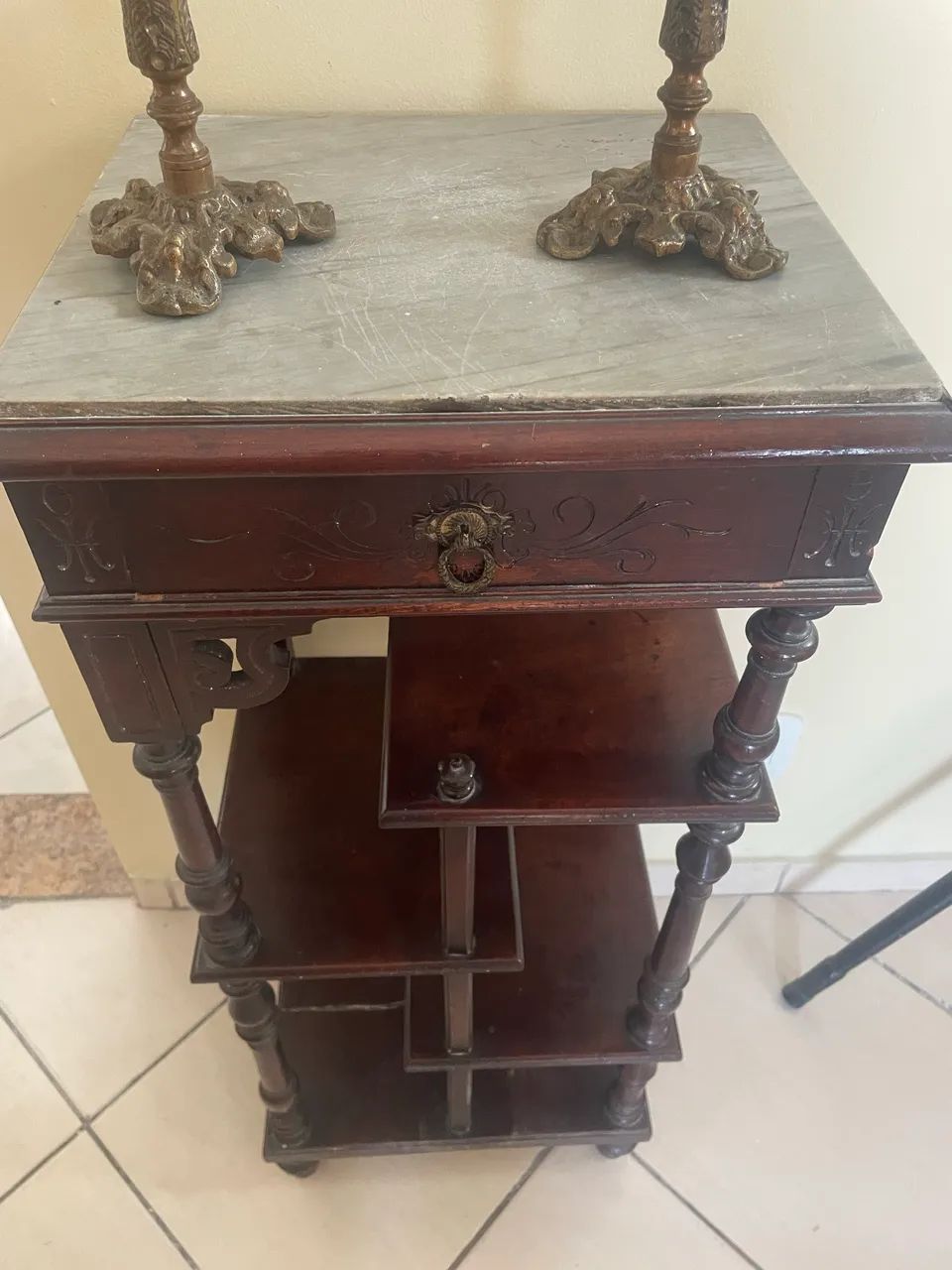 Mesa telefone madeira e tampo de mármore 