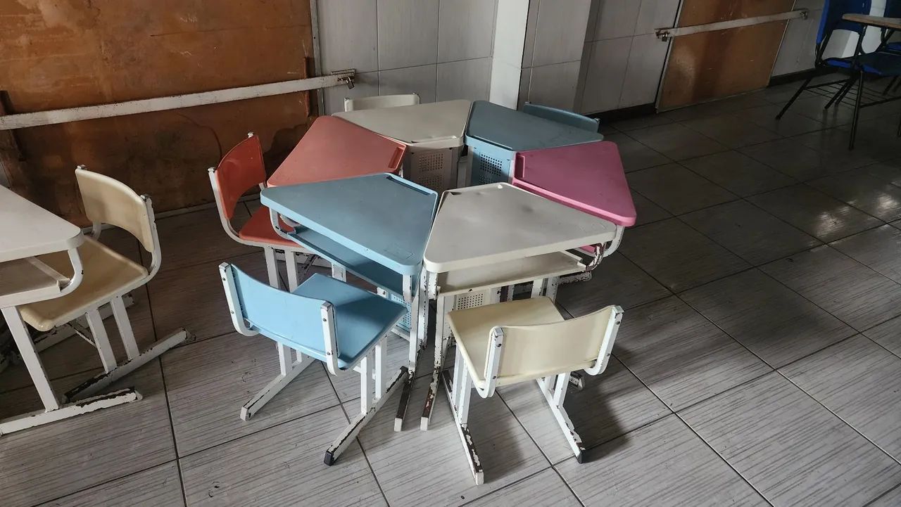 Conjuntos Mesa e Cadeira Hexagonal Infantil