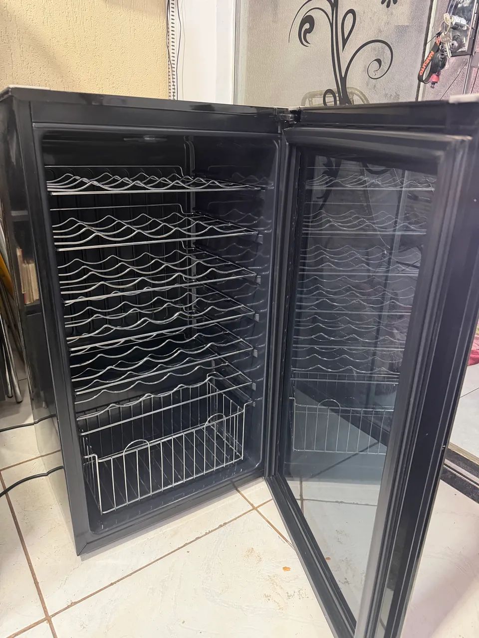 Adega Electrolux/ 30 garrafas 
