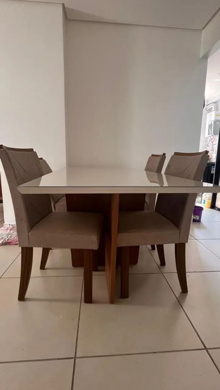 Vende-se mesa com 4 cadeiras 