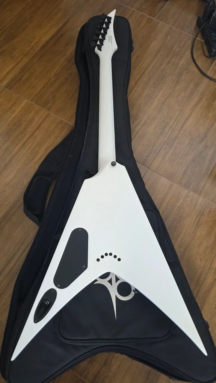 Guitarra Solar V2.6W White Matte - Impecável, Regulada e com Bag - Foto 4