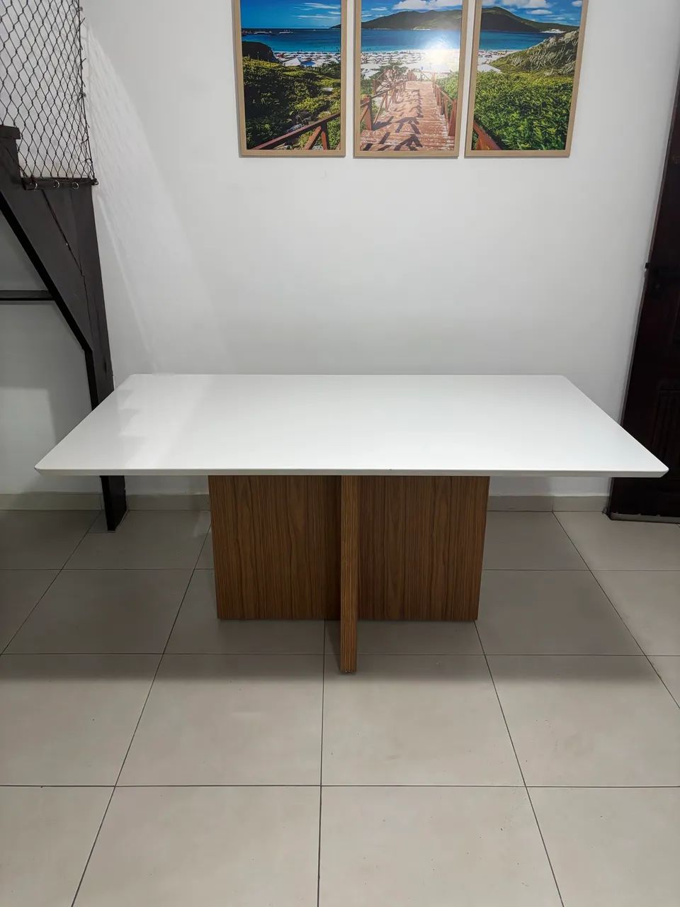 Mesa 6 lugares tampo branco e pés em madeira - sem cadeiras - Foto 2