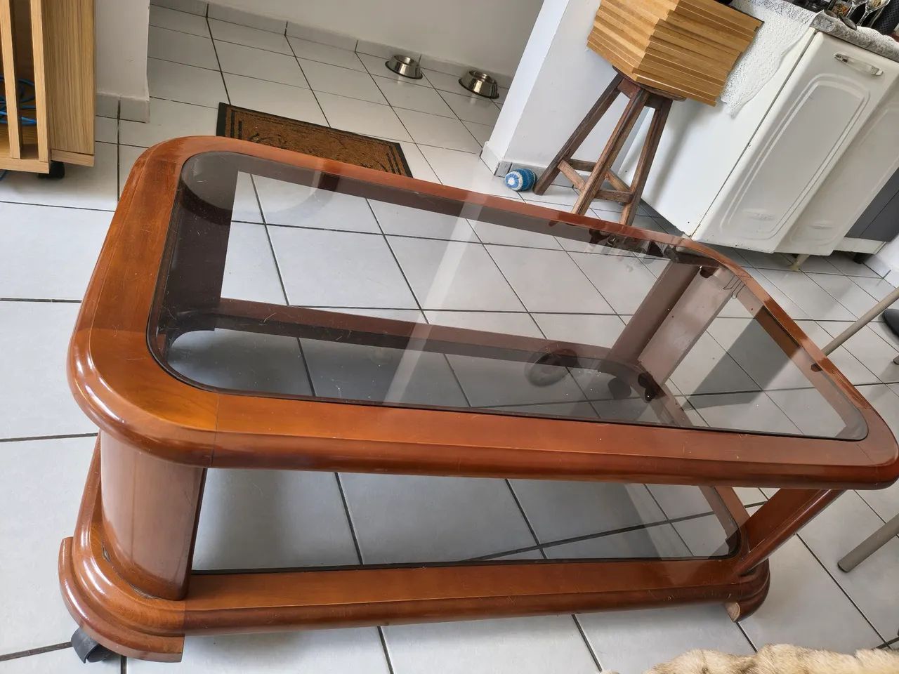 Vendo linda mesa de centro em madeira com duplo vidro fumê  - Foto 2
