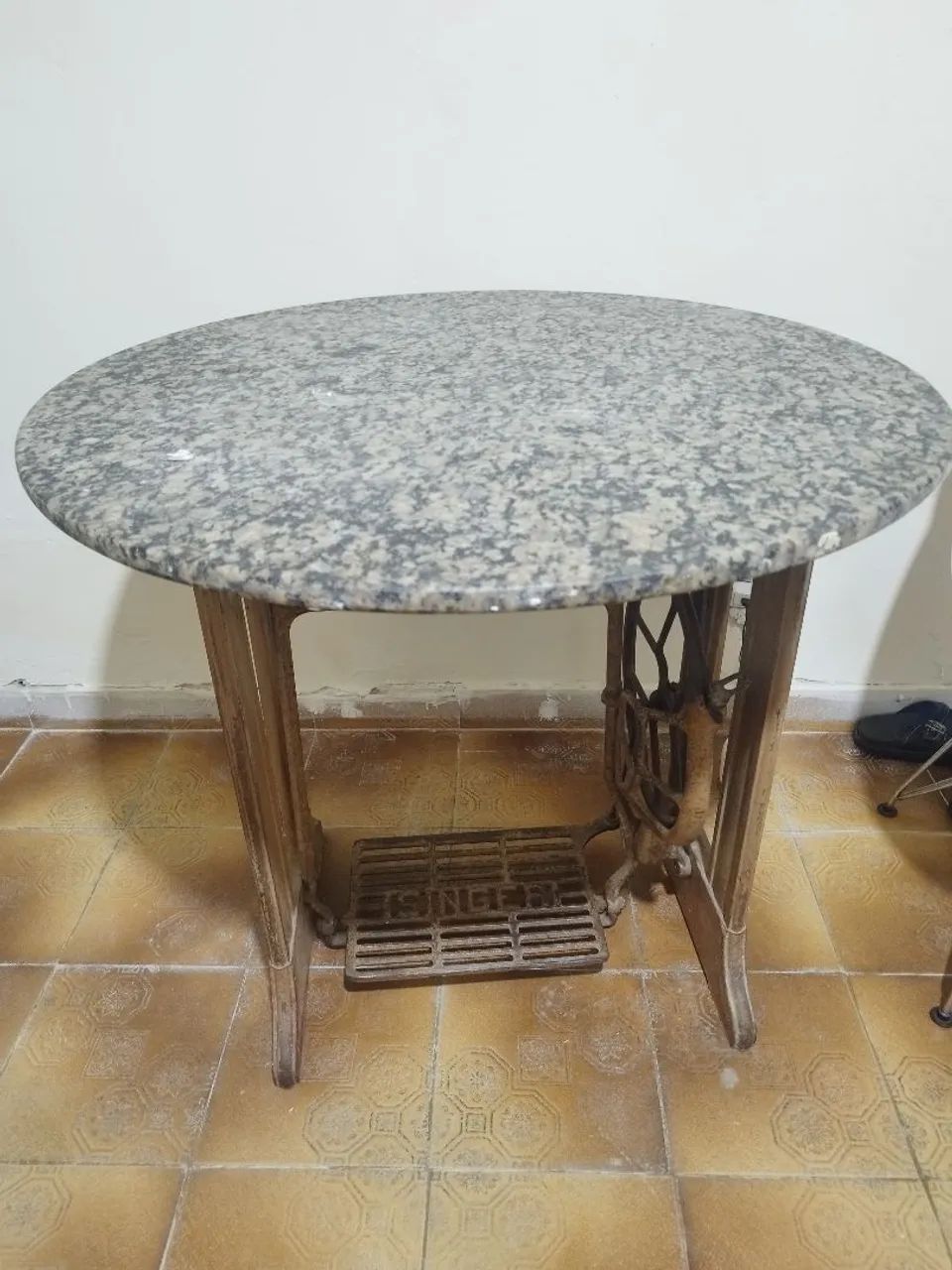 Mesa Redonda de Mármore Com Pé Antigo de Máquina