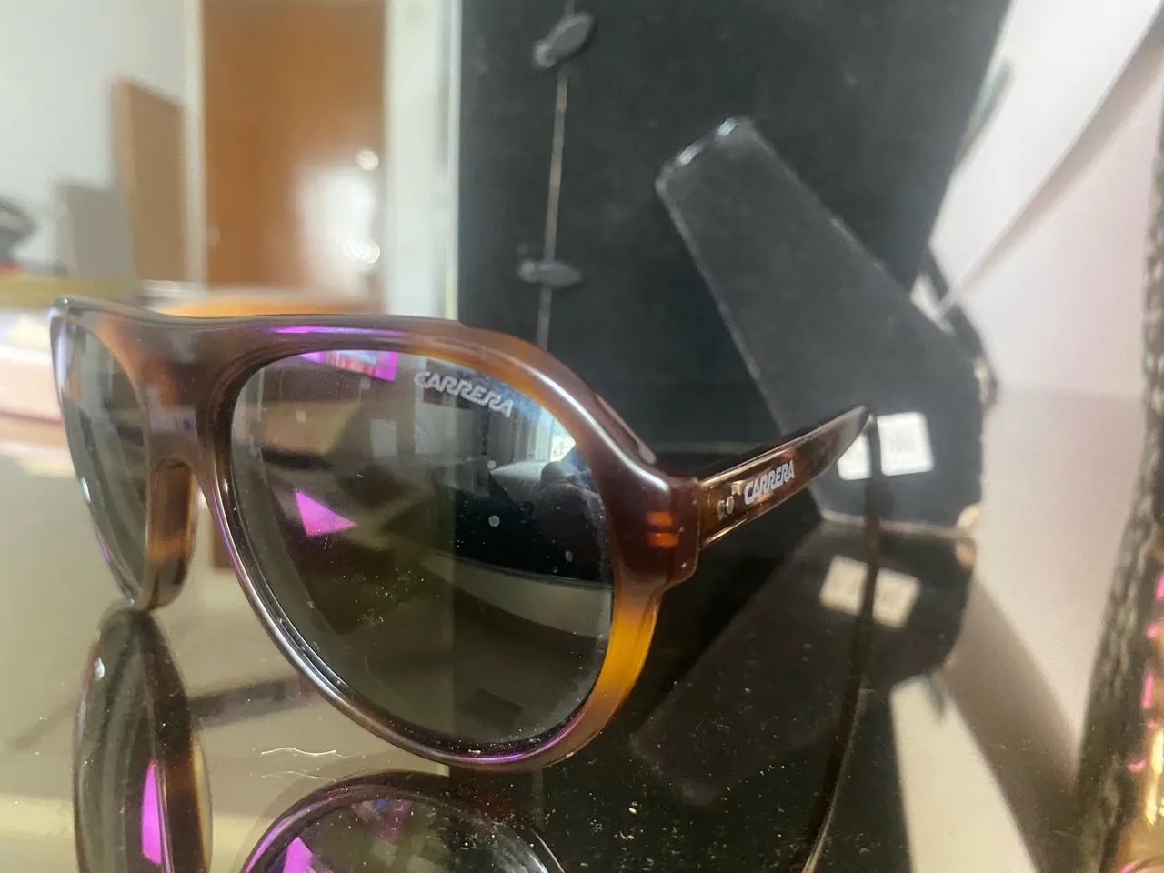 óculos de sol da marca Carrera, com design moderno e armação robusta.