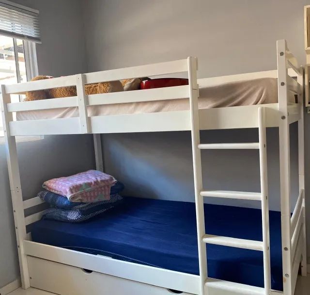 Cama treliche com 2 colchões ortobom, em ótimo estado