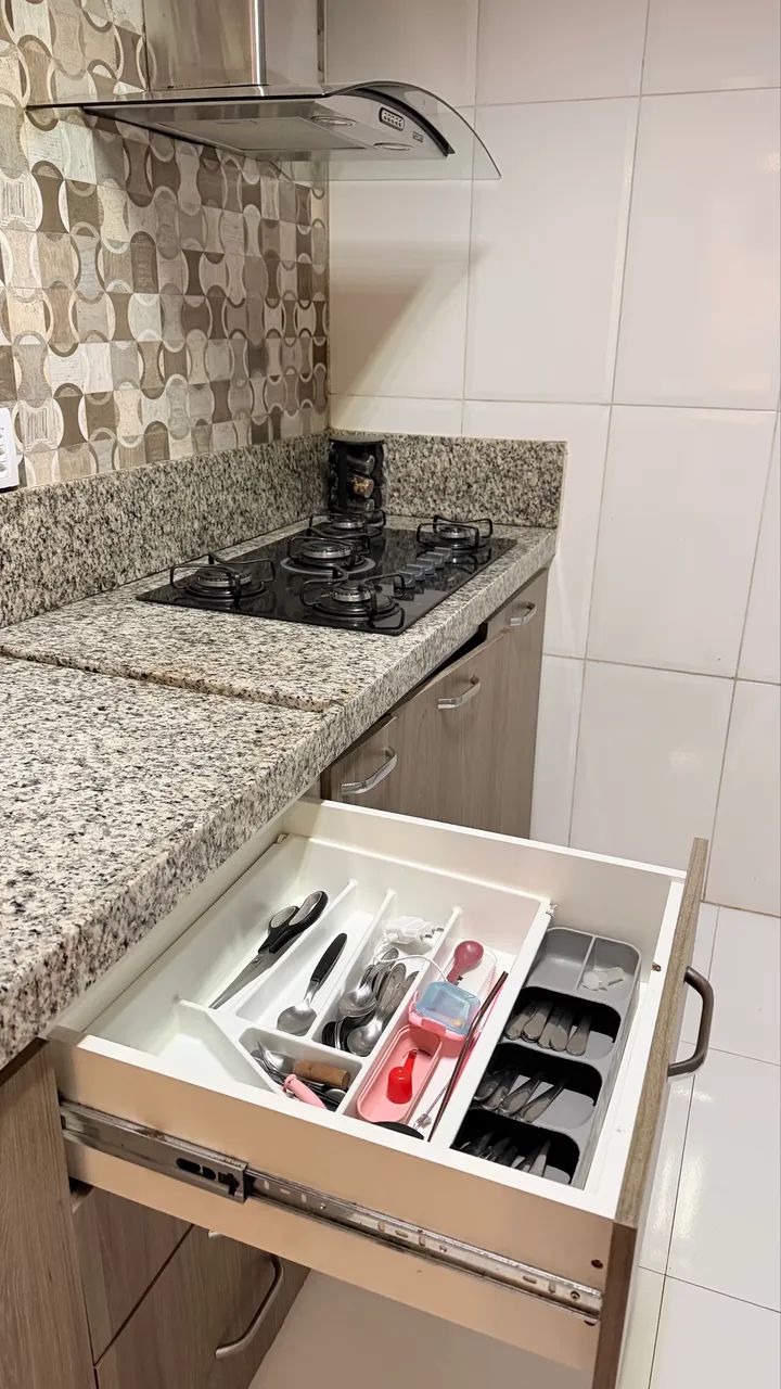 Pia cozinha completa com cooktop e armários  - Foto 5