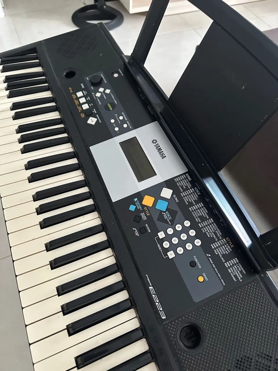 Teclado YAMAHA com suporte  - Foto 2