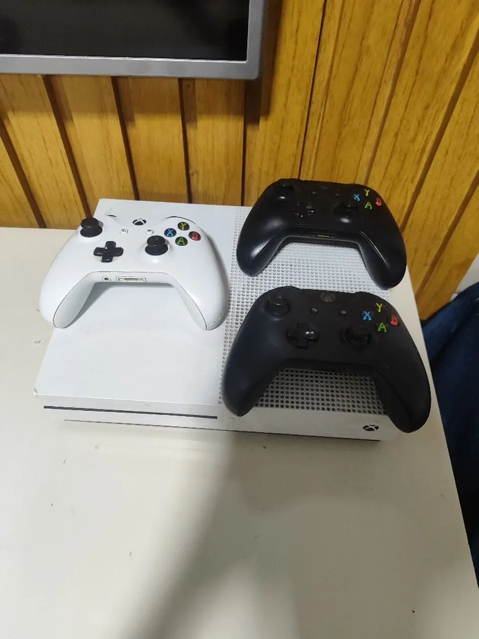Xbox one s com três controles e funcionando perfeitamente  - Foto 3