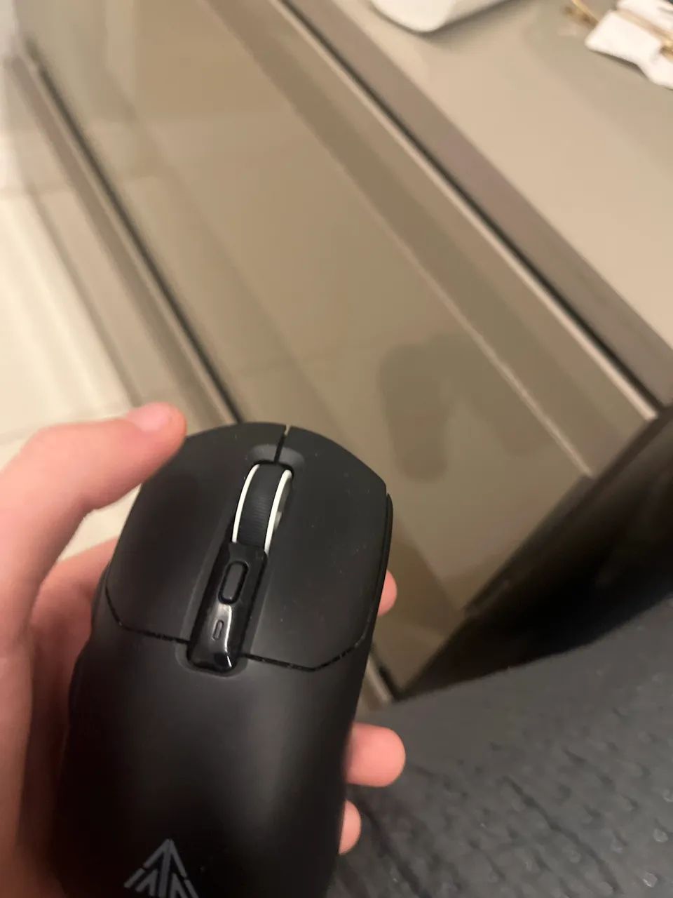 mouse gamer sem fio sm820 com deck de carregamento - Foto 3