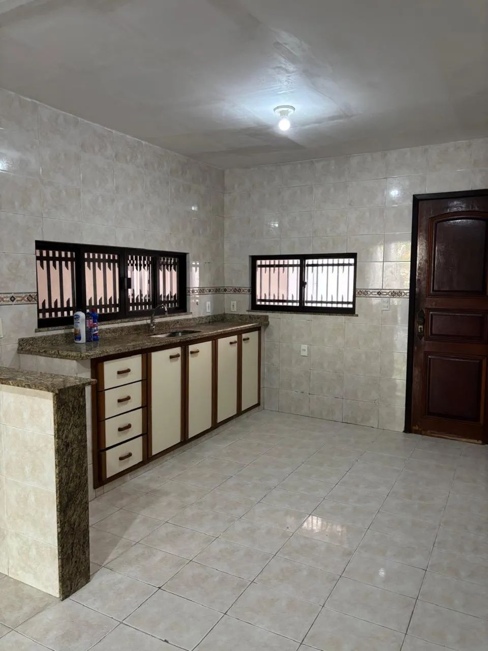 Casa para alugar com 2 quartos e garagem para 2 carros