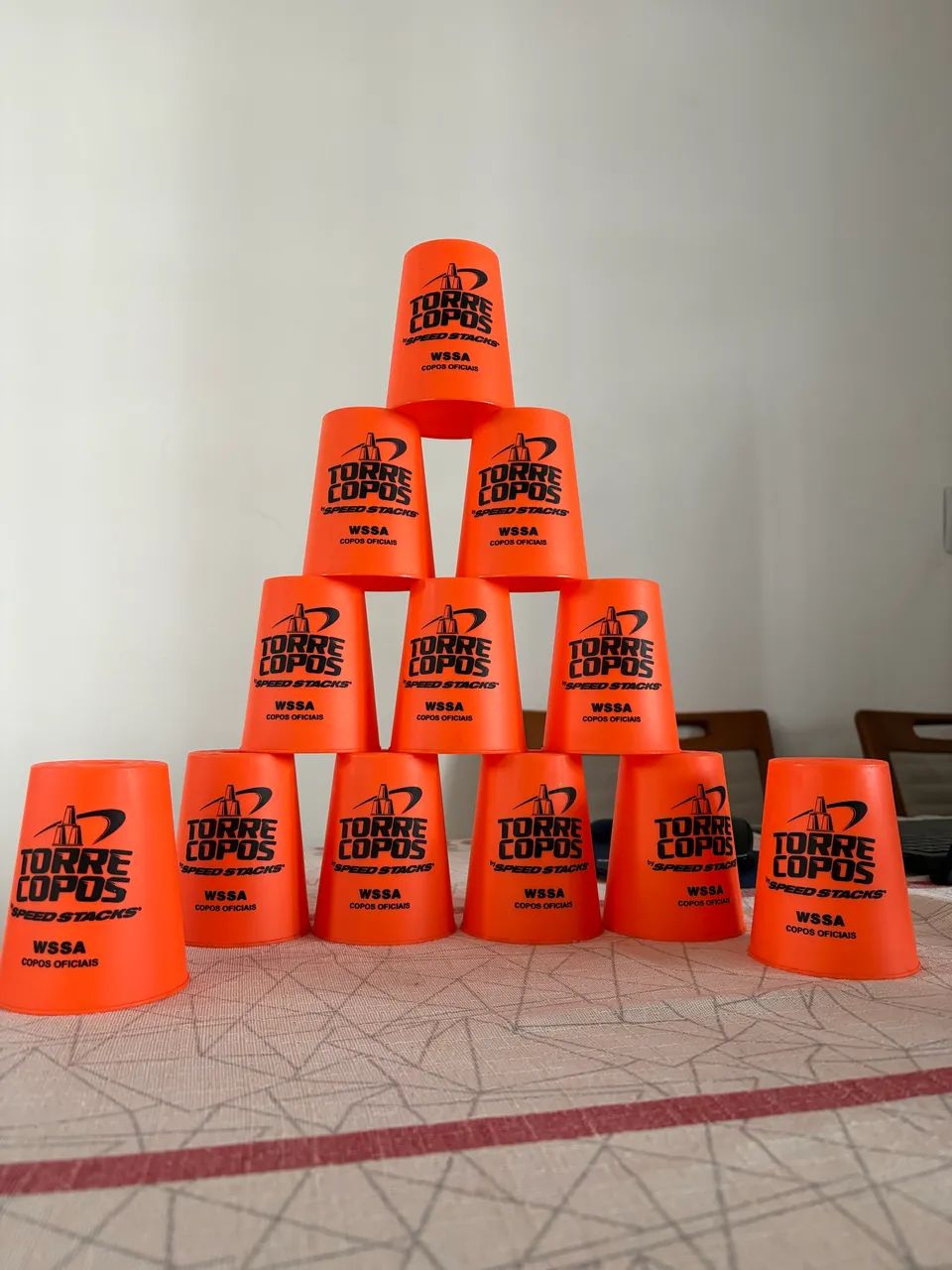 Brinquedo torre de copos 
