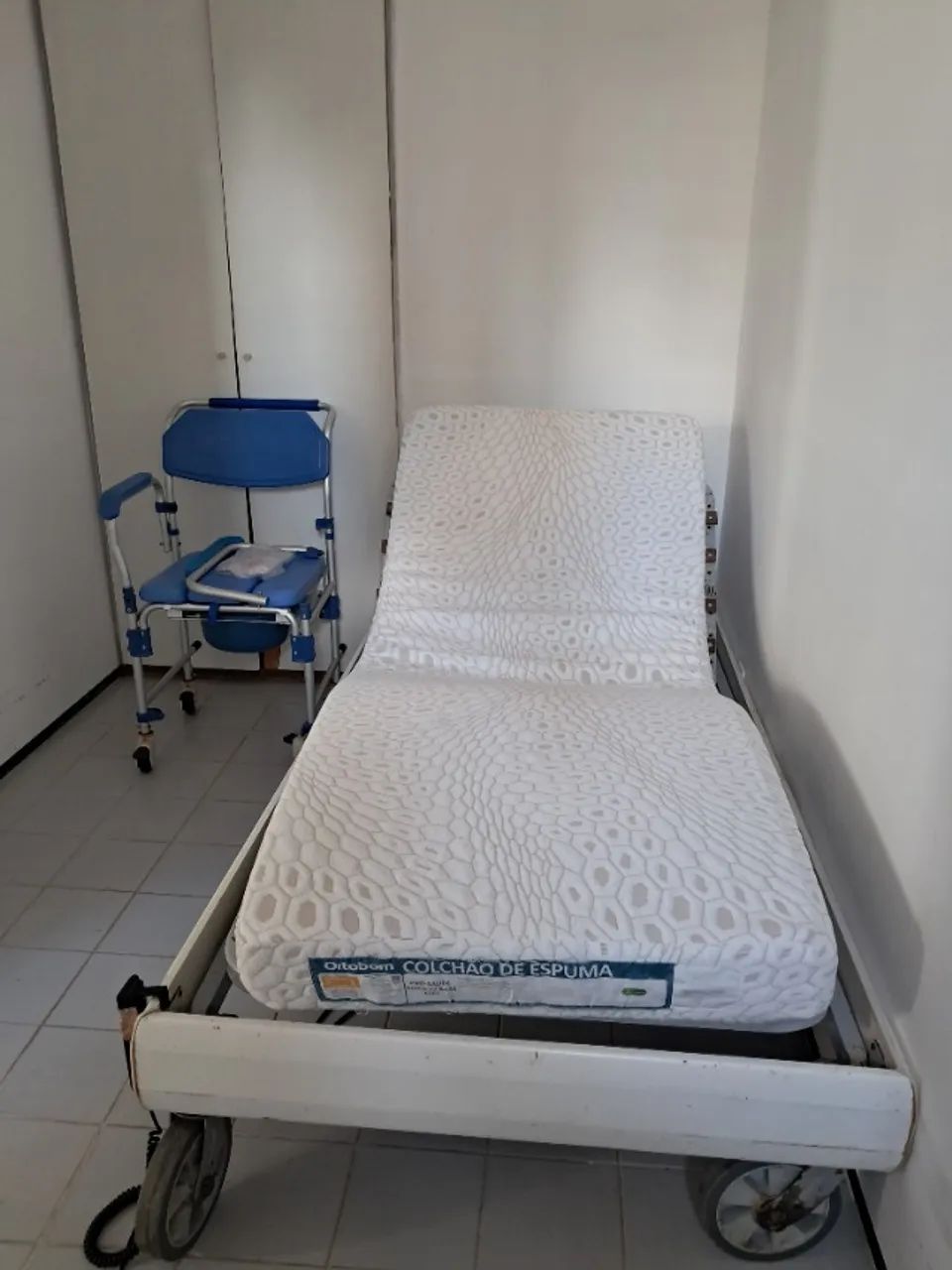 Cama  articulada eletrica com colchão  Ortobom e cadeira de banho Dellamed - Foto 2