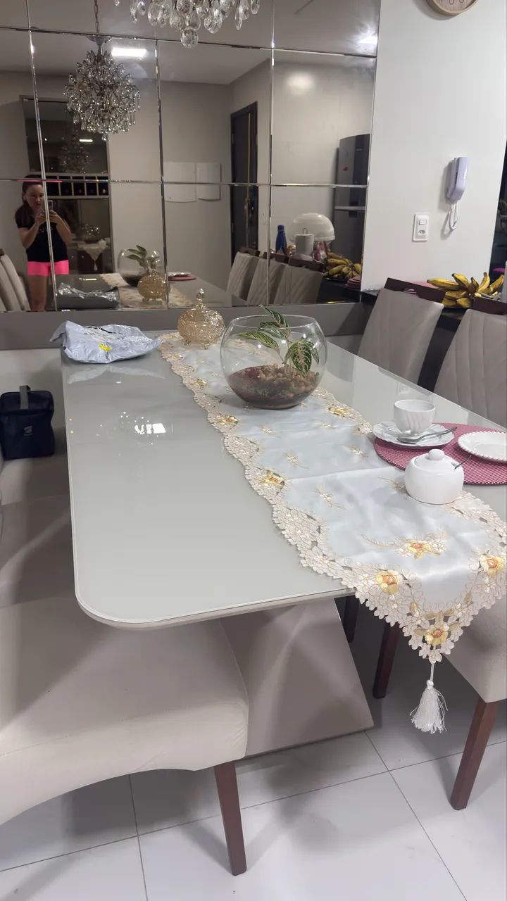 Mesa em laca com 6 cadeiras 