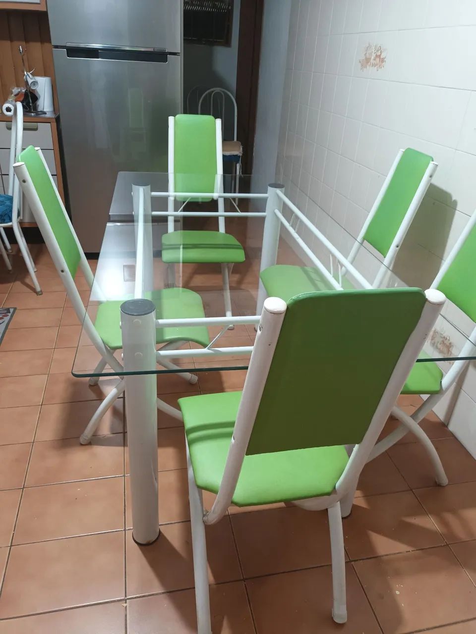 Mesa com tampo de vidro  com 5 cadeiras  - Foto 2