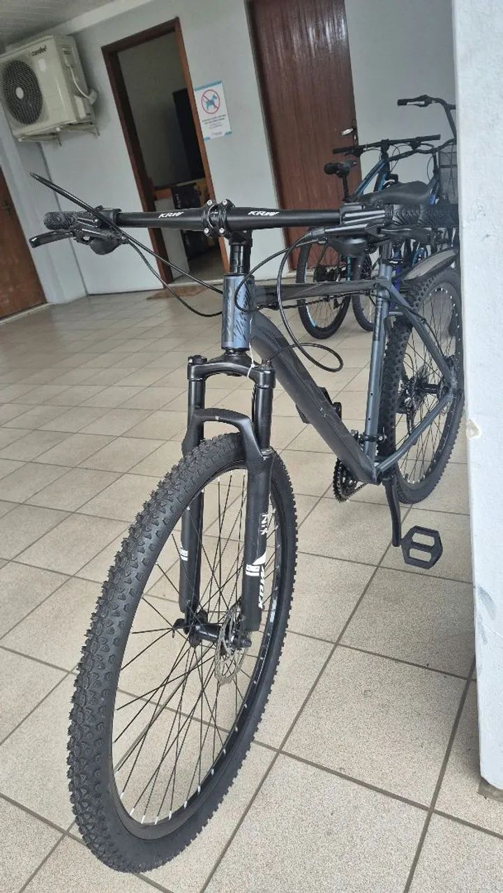 Bicicleta KRW aro 29 com freio hidráulico e 27 marchas