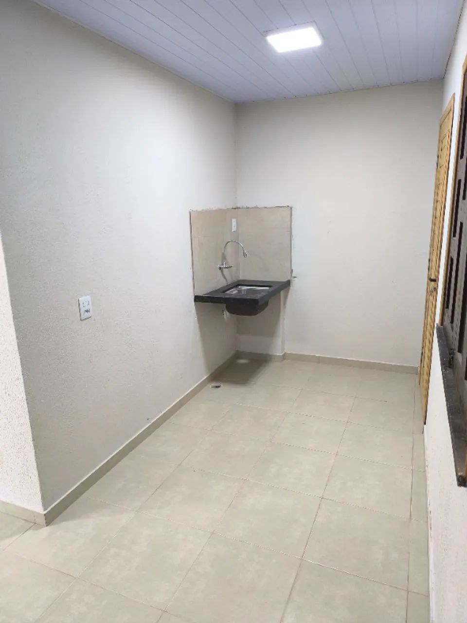ALUGO casa reformada com 1 quarto/ kitnet - Foto 2
