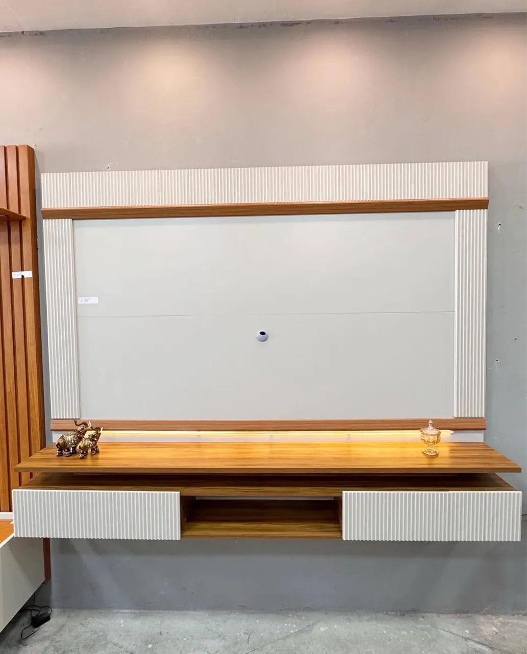 Painel NT1370 com Portas Deslizantes e Detalhe Canelado p/ TV até 75? - Entrega Imediata
