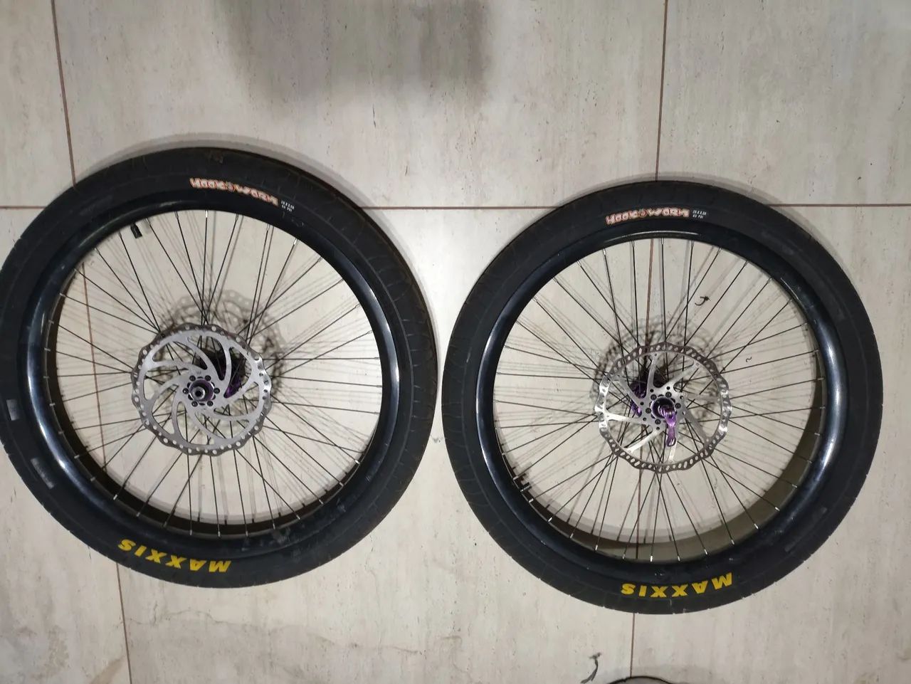 PAR DE AROS COM MAXXIS