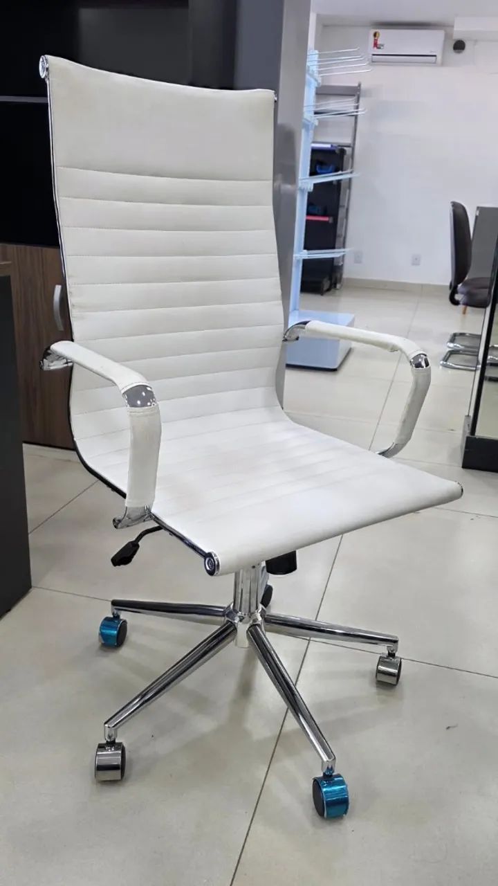 Cadeira Esteirinha giratória com base clomada. 