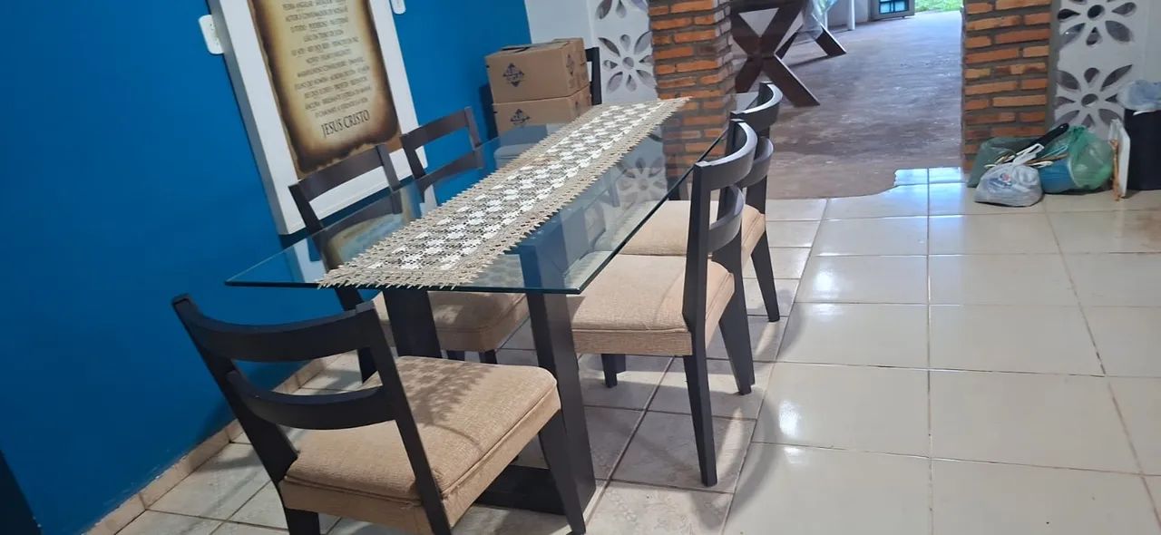 MESA DE VIDRO COM BASE DE MADEIRA 6 CADEIRAS DE MADEIRA - Foto 3
