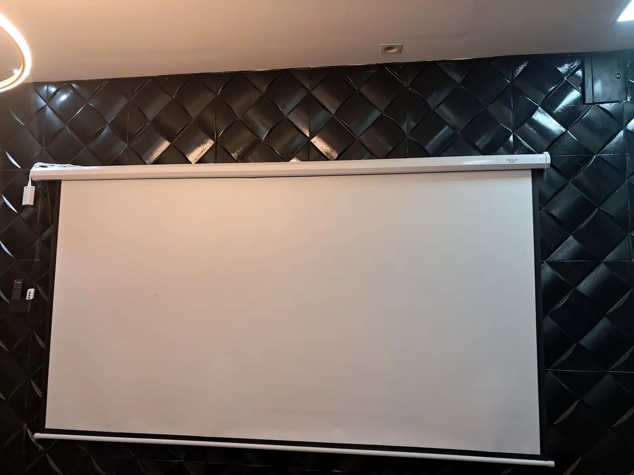 Vendo tela de projetor de 120 polegadas automático com controle - Foto 3