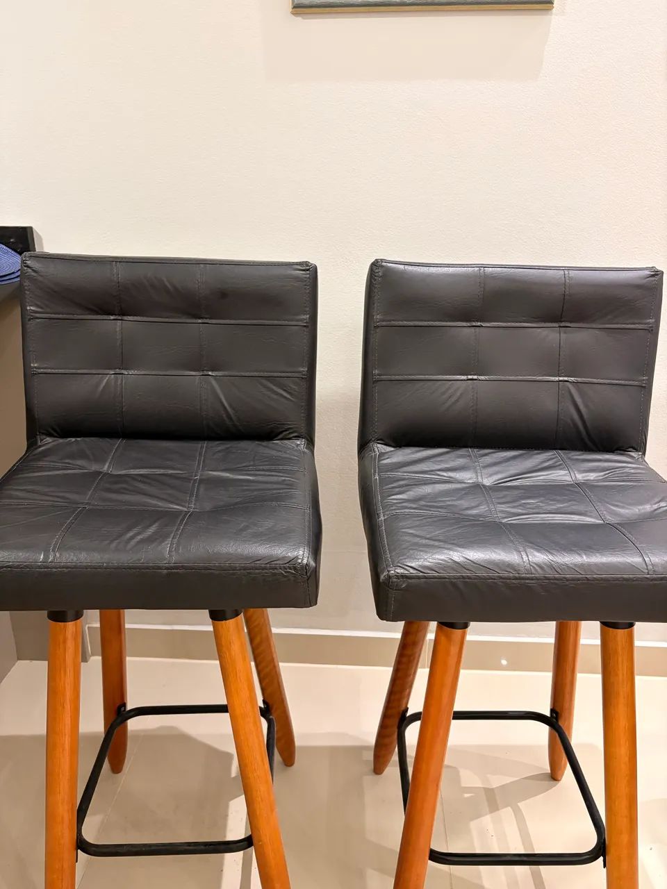 4 Banquetas em courino. 