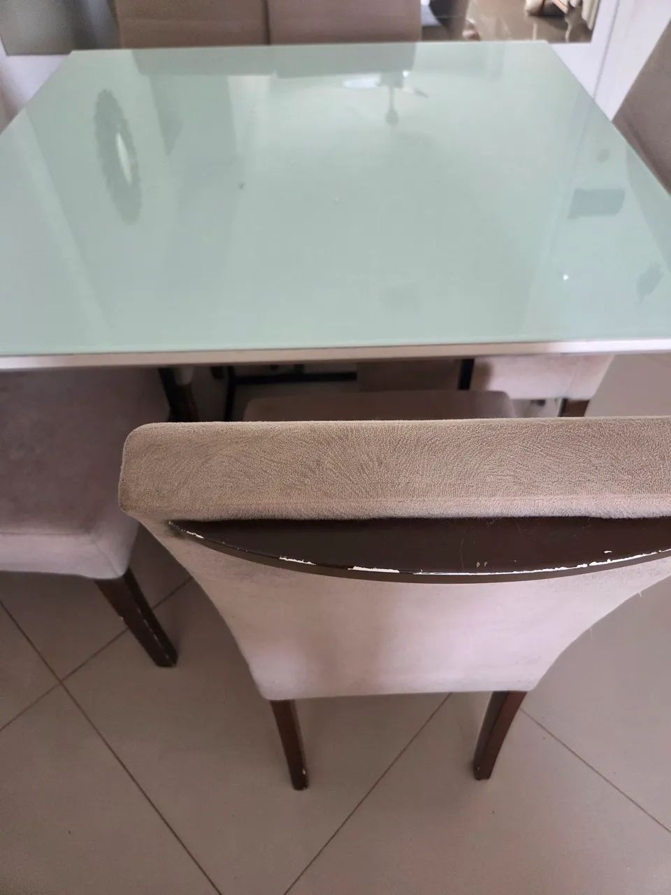 Mesa de jantar quadrada com 04 cadeiras