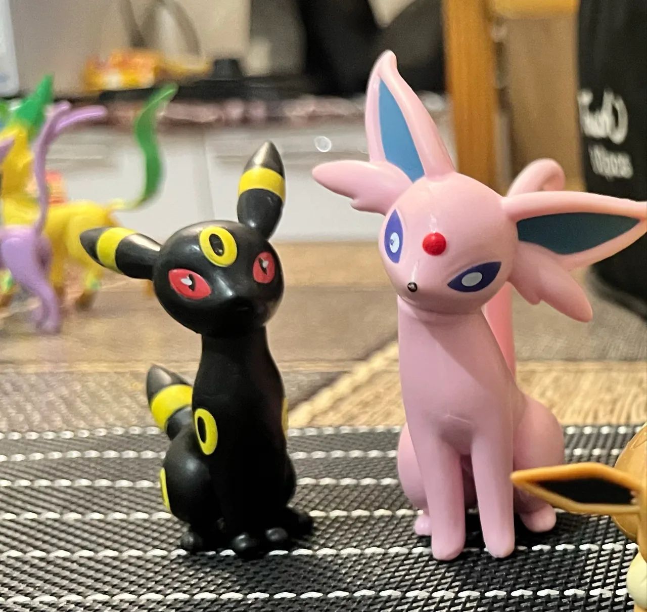 Boneco Pokémon - Umbreon e Espeon 