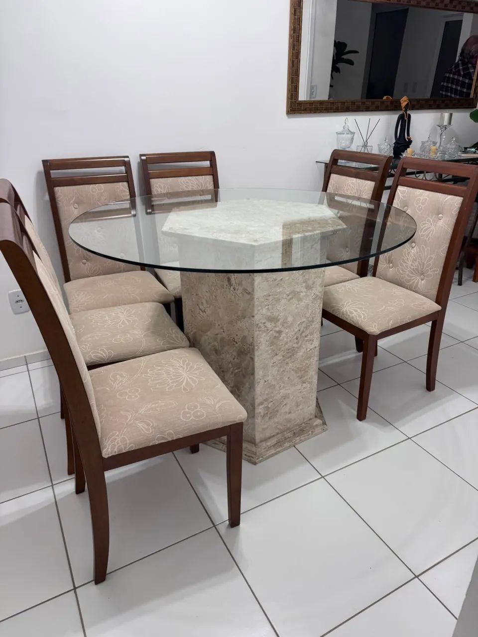 Mesa com 6 cadeiras