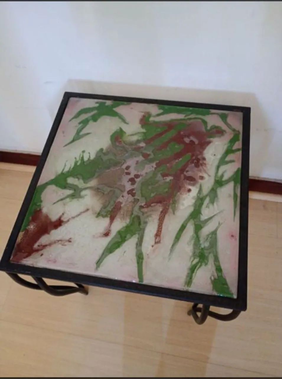 Mesa antiga, pé de ferro e tampo de vidro pintado  - Foto 5