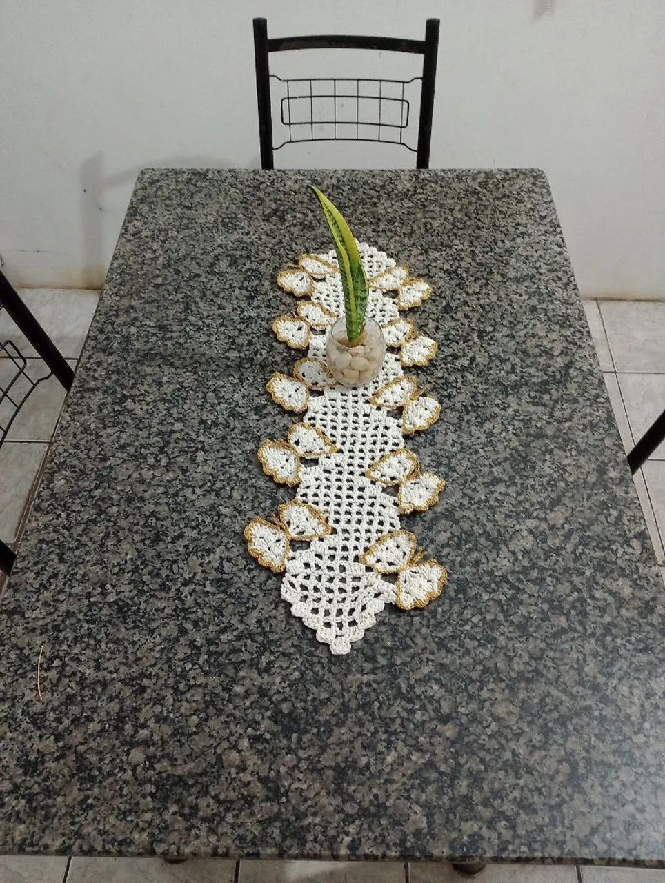 Trilho de mesa borboletas em crochê 
