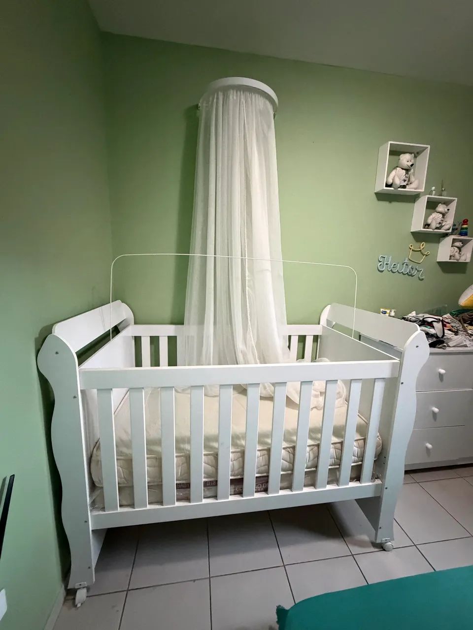 Berço branco em ótimo estado - completo com colchão e mosquiteiro - Foto 3
