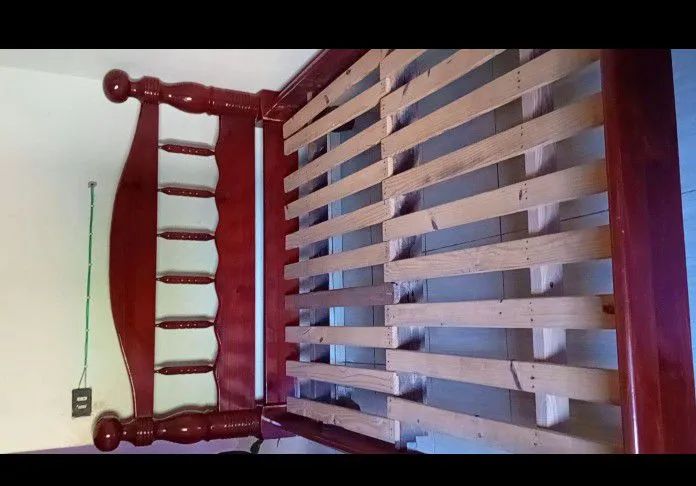 Vende cama casal madeira maciça  - Foto 2
