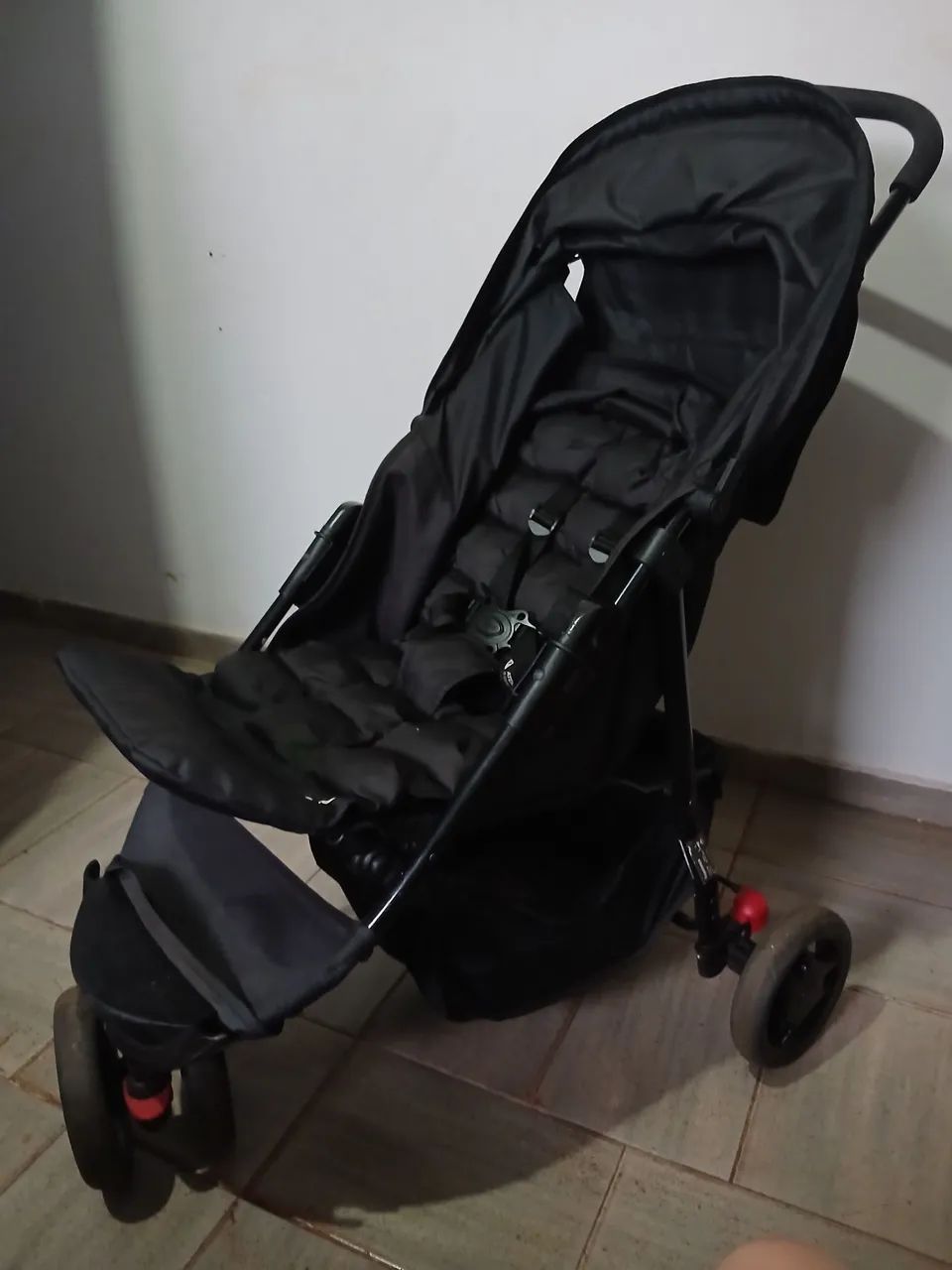 Carrinho de Bebê Cosco Toffy 3 Rodas Preto  - Foto 3