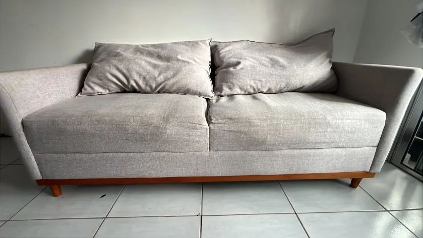 Vendo sofá usado em madeira maciça em ótimas condições 