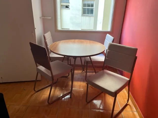 Mesa de jantar com 4 cadeiras