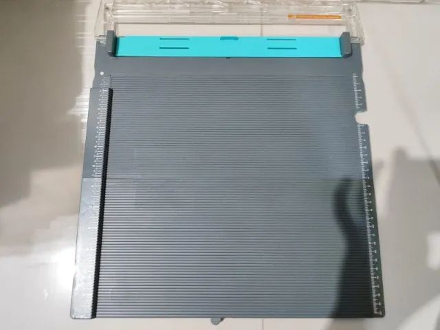 Base de Corte e Vinco We R Trim & Score Board para Scrapbook - Incompleta
